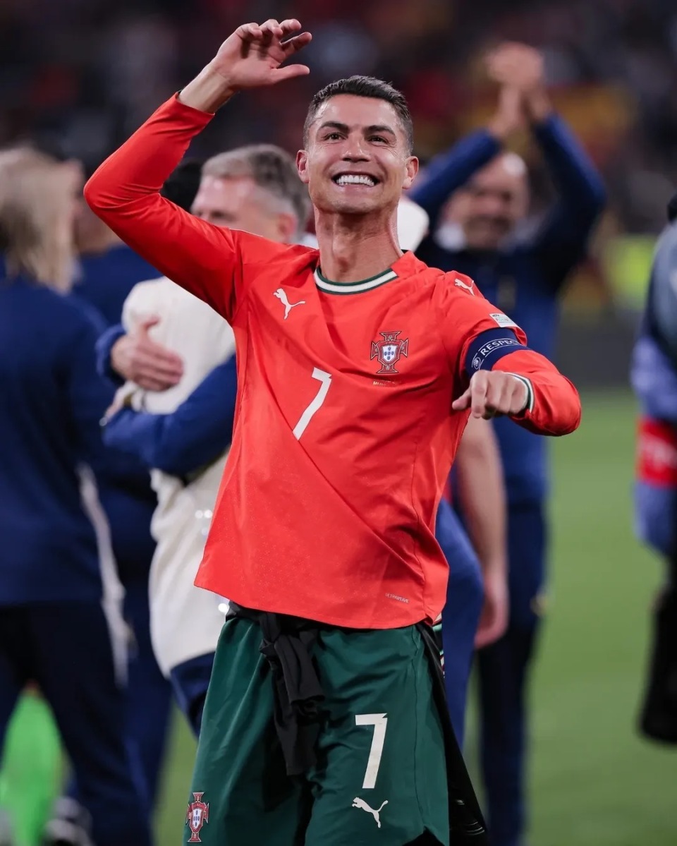 利物浦冬窗动态：1亿镑与曼联争夺中场新星，埃利奥特或回归